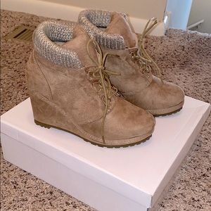 Wedge boot